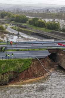 A via da A1 que desabou.